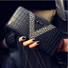 Load image into Gallery viewer, European Style "V" Women Wallet - SexyBling