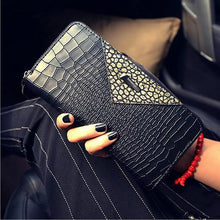 Load image into Gallery viewer, European Style "V" Women Wallet - SexyBling